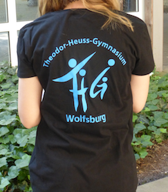 Read more about the article Theos Firma präsentiert: Ein neues Schul-T-Shirt für alle – natürlich fair!