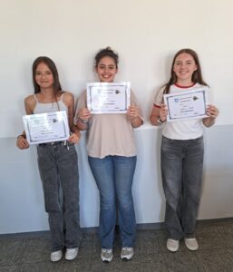Mehr über den Artikel erfahren English Reading Competition  – Elée Allani (7d) ist „Bookworm 2025“!
