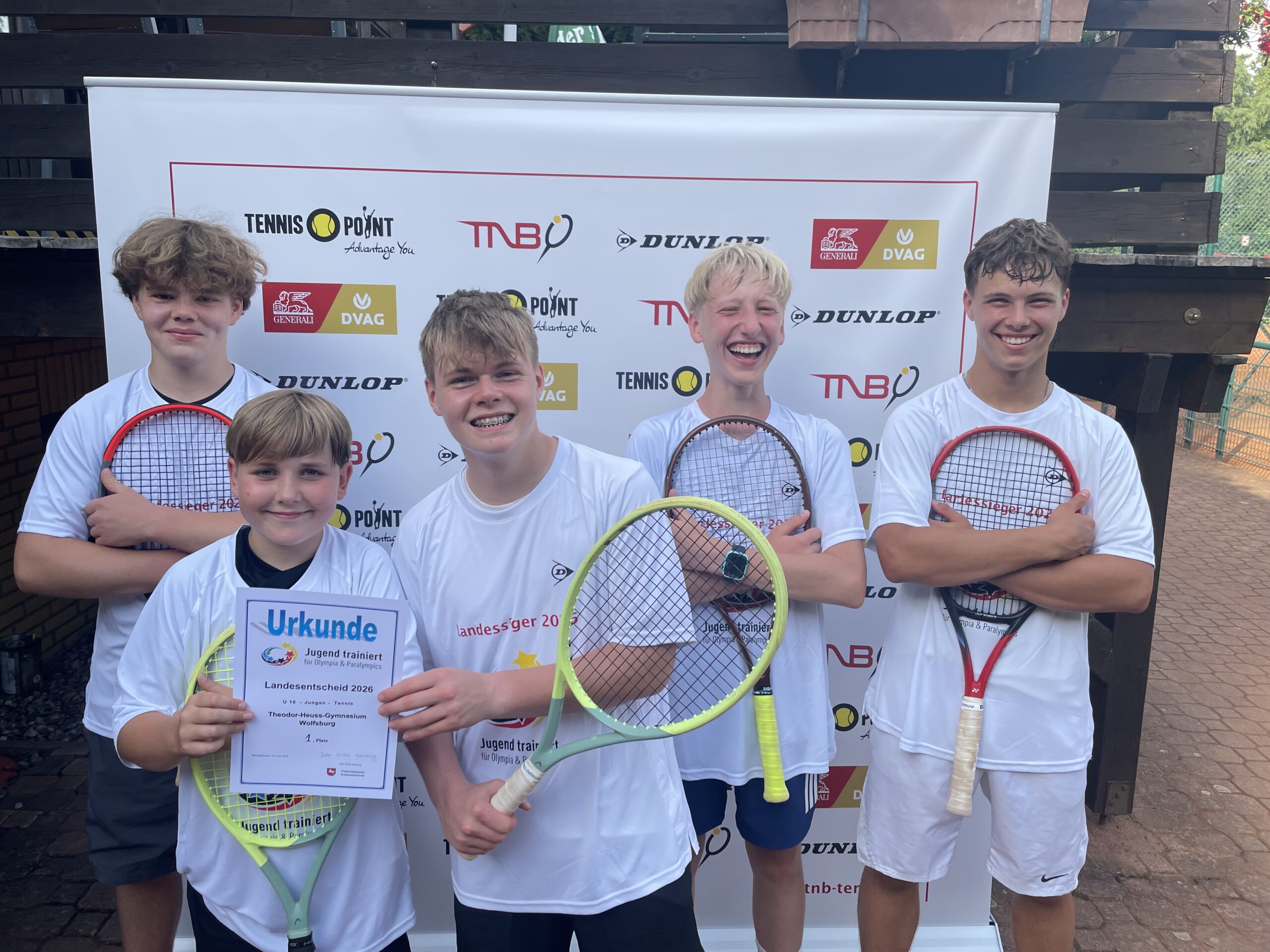 Du betrachtest gerade Landesentscheid 2026: Unsere Tennis‑Jungs holen den Titel und fahren nach Berlin!